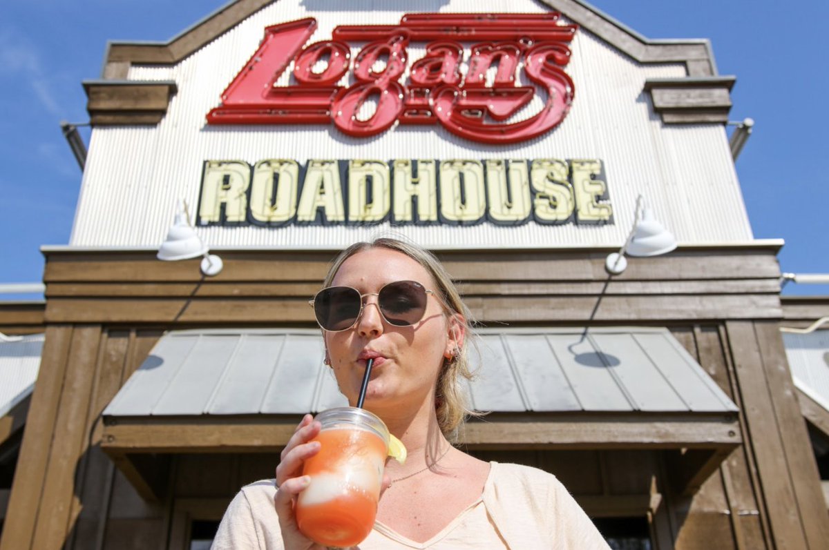 LogansRoadhouse's tweet photo. #SundayFunday plans: 🍋🍋🍋 #ElectricLemonade https://t.co/6ksqHzAKYe