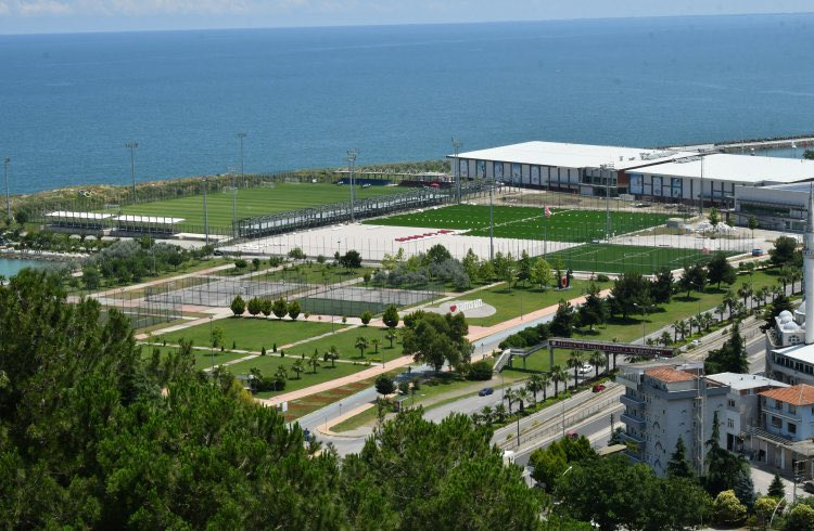 #Samsunspor taraftarları, kulübün sahildeki tesislerini ne olursa olsun yıkacağını açıklayan Belediye Başkanı'nı istifaya davet ediyor.