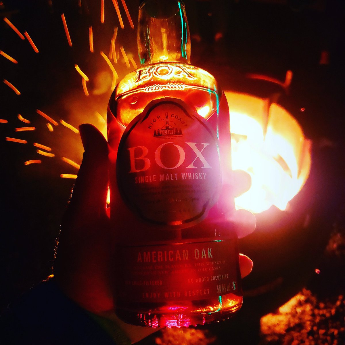 blackcatwhisky's tweet image. Stopped by the fire hosted by @whisky_ass and Greg happened to bring a bottle of BOX. 

Oh the memories of this whisky.

#fallnight #fire #box #yeg #highcoast #swedishwhisky #whiskymoments