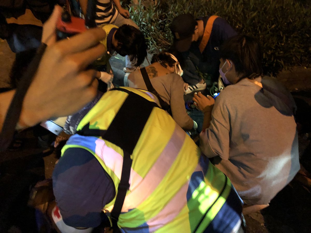 23.52 น. บริเวณแยกดินแดง เจ้าหน้าที่กู้ภัยเล่าว่า มีรถจับกุมผู้ต้องหาของตำรวจผ่านมาจากวิภาวดี และชนปชช.คนหนึ่งจนได้รับบาดเจ็บ ก่อนที่รถจะขับผ่านไปอย่างรวดเร็ว 

ขณะที่ผู้สื่อข่าวของ the reporters เองก็เล่าว่า ได้เห็นเหตุการณ์ และได้ไลฟ์สดเหตุการณ์นั้นไว้ด้วย 

#ม็อบ12กันยา