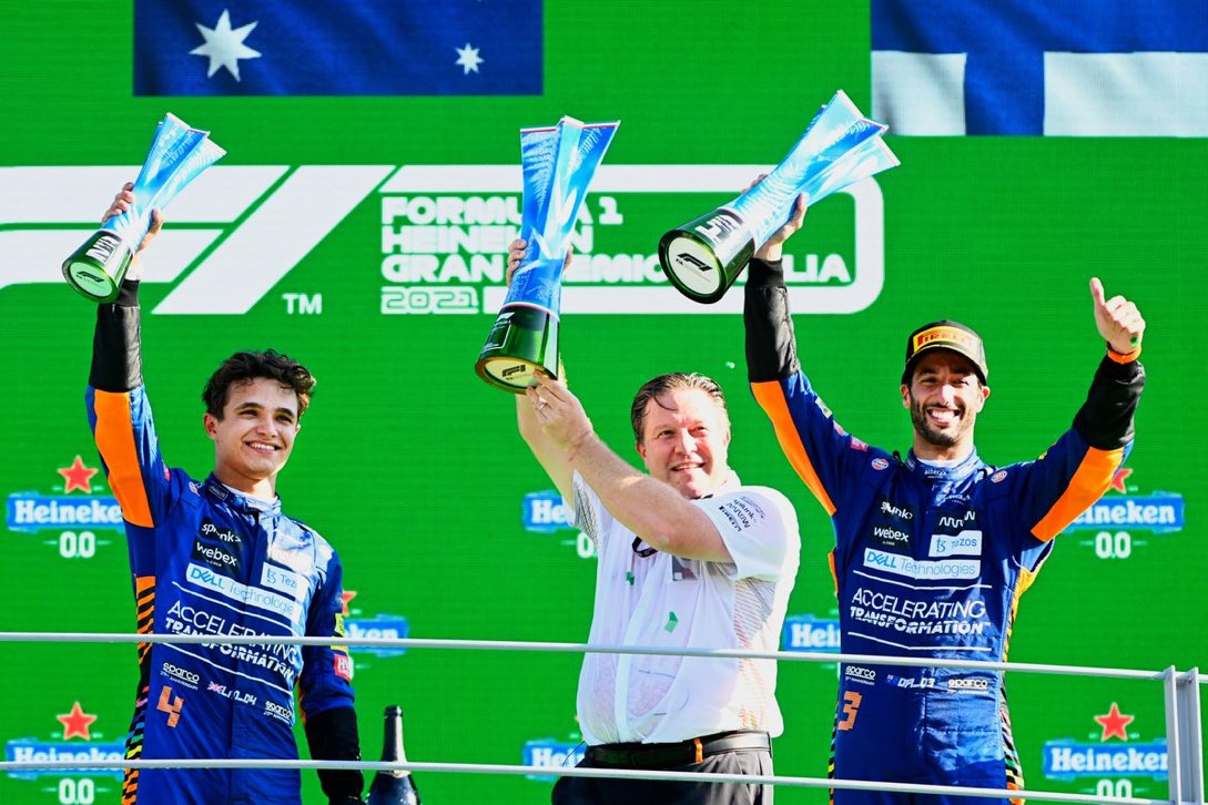 F1Tornello's tweet photo. Bien hecho @ZBrownCEO, la victoria es merecida, fue un largo trabajo de recuperación del equipo. Brillante 1-2 de @McLarenF1 con Ricciardo y Norris aprovechando las situaciones que planteó el #ItalianGP https://t.co/hpTsE3nPqh