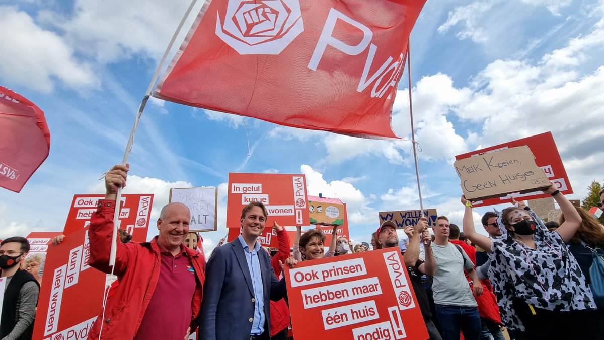 Geen woonmarkt, maar woonrecht! 🏘️ Meer sociale huur, terugkeer ministerie van Volkshuisvesting en beleggers aan banden. Prachtige opkomst vanmiddag bij het #Woonprotest.🌹Nu bijna beginnen aan het eerste landelijke voorzittersdebat in Eindhoven, volg via pvda.nl/partijvoorzitt…