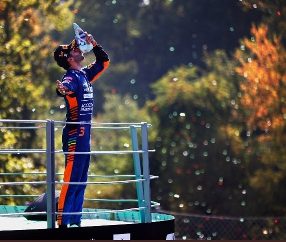 Monza denen cehennemin taa göğsünü deldik geçtik! 🧡

 #MonzaGP  #McLaren #italyaGP #ItalianGP #Ricciardo #Norris