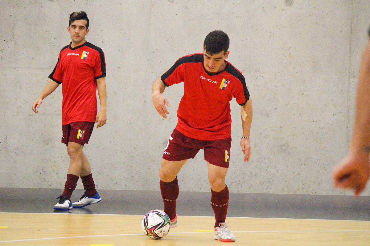 CONMEBOL's tweet photo. ¡Comenzó el sueño de la Vinotinto! 🇻🇪🙌

Venezuela ya juega ante Lituania 🇱🇹, el anfitrión del Mundial FIFA de Futsal 2021, por la Fecha 1 del Grupo A 💪

📸 @FutsalFVF 

#FutsalWC https://t.co/6FnSX5mStS