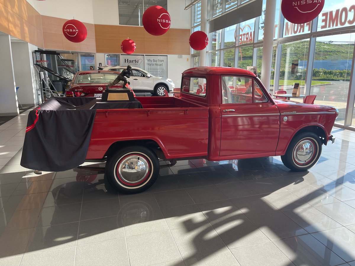 hartecars's tweet photo. Happy Sunday everyone! If you are looking for something fun to do, come see the Heisman Trophy at Harte Nissan in Hartford. It is here for a limited time only so make sure you stop in soon! 🤩 🏈#HarteAutoGroup #HeismanTrophy #FootballSunday https://t.co/8mQsoWKcZS
