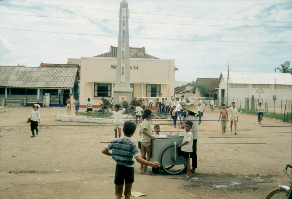 FlickrVIETNAM's tweet photo. LONG AN 1968 - Cần Đước - a village somewhere - Photo by Laurie John Bowser by manhhai https://t.co/7UlXGmXXxk https://t.co/AeZnkkOTlD