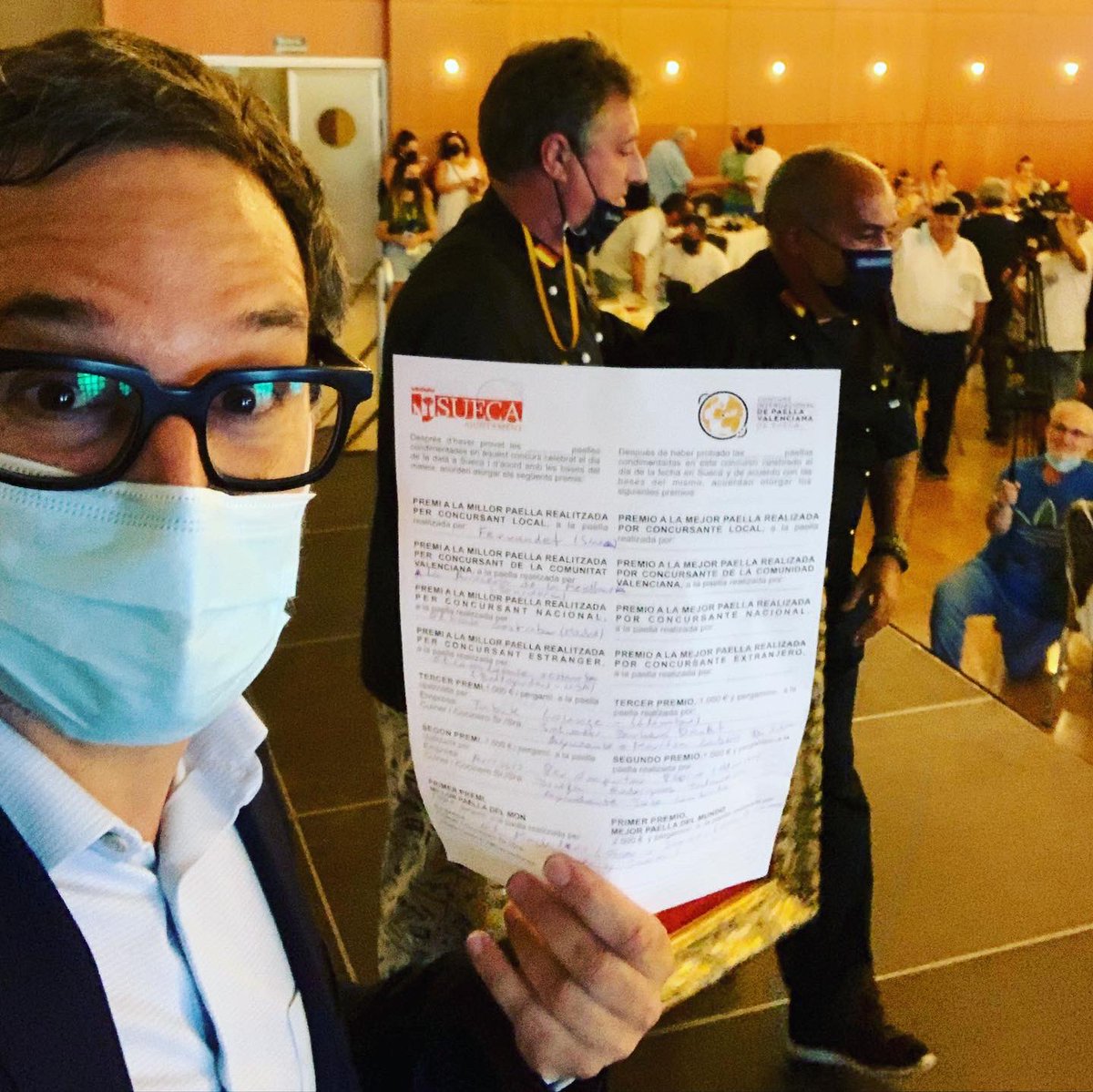 EugeniAlemany's tweet image. En les meues mans tinc l’acta amb els restaurants que fan LA MILLOR PAELLA VALENCIANA DEL MÓN.

En els stories teniu un recull de moments top instagram.com/eugenialemany 

Però ja vos ho avance: la 61 edició del Concurs Internacional l'han guanyat dos restaurants de MADRID. 🥘🙀