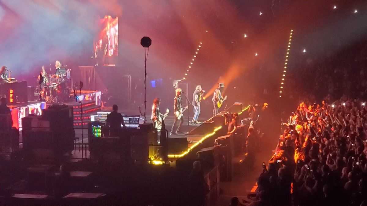 ajohn9921's tweet photo. @gunsnroses  High Emergy. Wow https://t.co/TBtF8xJY3A