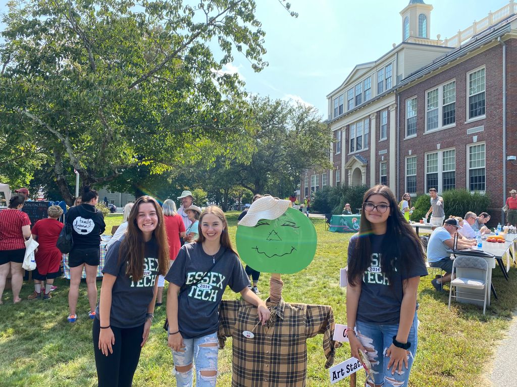 EssexNorthShore's tweet photo. We are out in the community today! Culinary Arts students participating at the Topsfield tomato π
festival. #ENSCulinary #AgEdu #CareerTechEd #HawkTalk #CreateEncouragePromoteDevelop #ENSATS https://t.co/rzJagyD2Ld