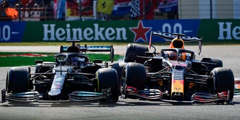 Ramaglz14's tweet photo. Les tiro un dato. En todas las "polémicas" entre Hamilton y Verstappen, siempre salió beneficiado Hamilton.
No quiero decir nada pero es muy evidente. https://t.co/m5b1254I3K