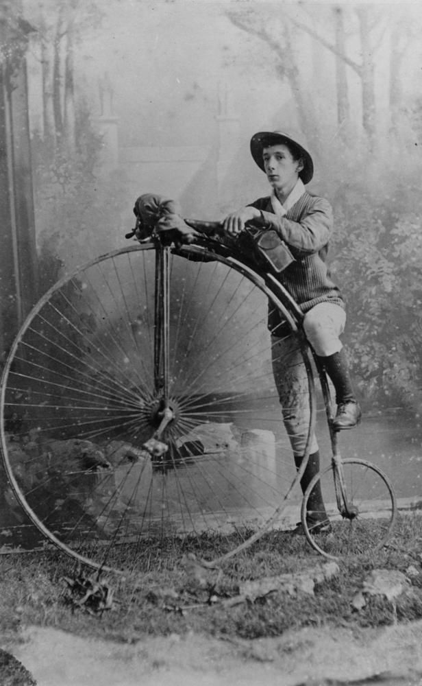 vintageroadcycl's tweet photo. How to pose with a #pennyfarthing bicycle
#highwheel #highwheeler #vintagecycling https://t.co/Pj7ChomicJ