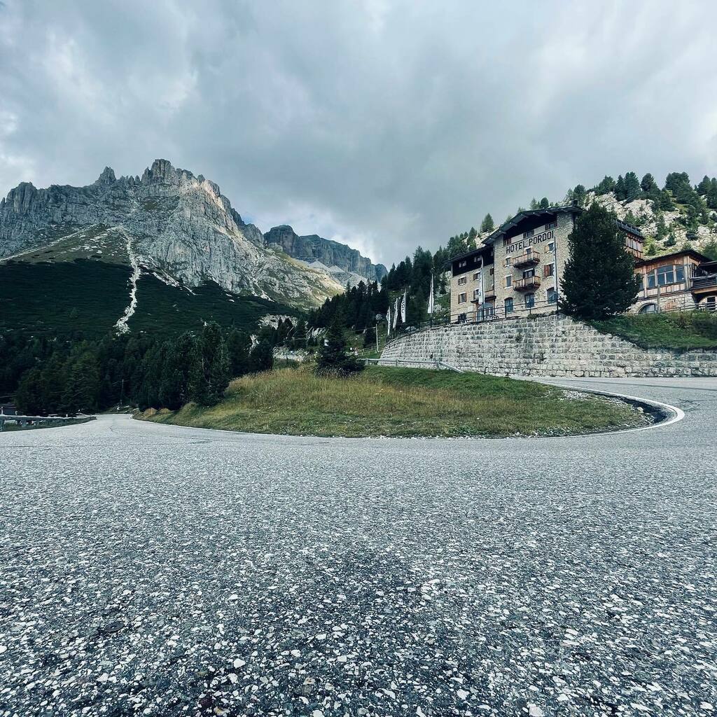 If you pass the Hotel Pordoi the top is only a few minutes away #dolomites #uphill #climbing #pordoi #cycling #roadcycling #outsideisfree #fromthesaddle #lifebehindbars #strava #stravacycling #unterlenker #roadslikethese #whatyouseewhencycling #iphoneph… instagr.am/p/CTuzzBFss1i/
