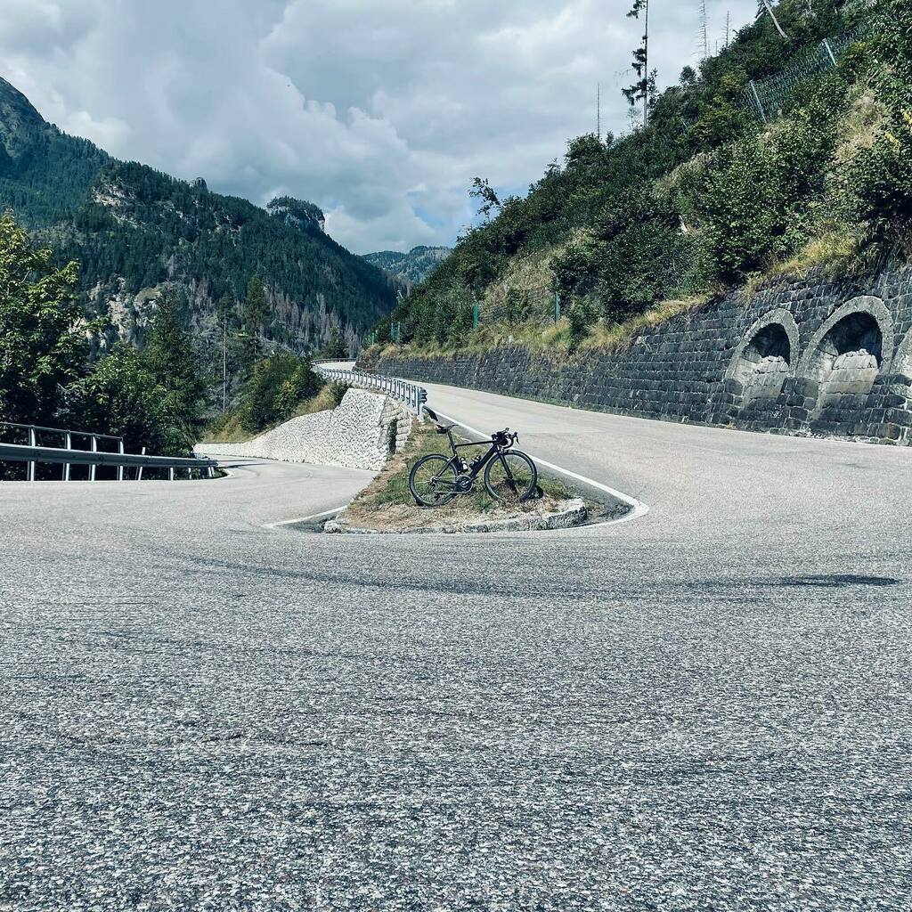 Switchbacks 😍 #dolomites #uphill #climbing #cycling #roadcycling #outsideisfree #fromthesaddle #lifebehindbars #strava #stravacycling #unterlenker #roadslikethese #whatyouseewhencycling #iphonephotografy #ridenomatterwhat instagr.am/p/CTu0TdAsLWW/