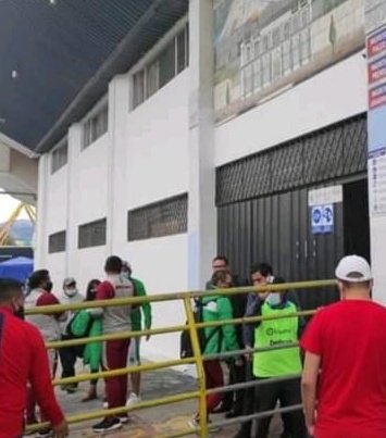 TodoXDeporte1's tweet photo. #INCONVENIENTES 🤷⚽

#CDOlmedo y #MushucRuna tuvieron inconvenientes a la hora de ingresar al estadio Olímpico de Riobamba, se aducen deudas por parte del cuadro riobambeño a #FDCH. https://t.co/NXff4hXIj3