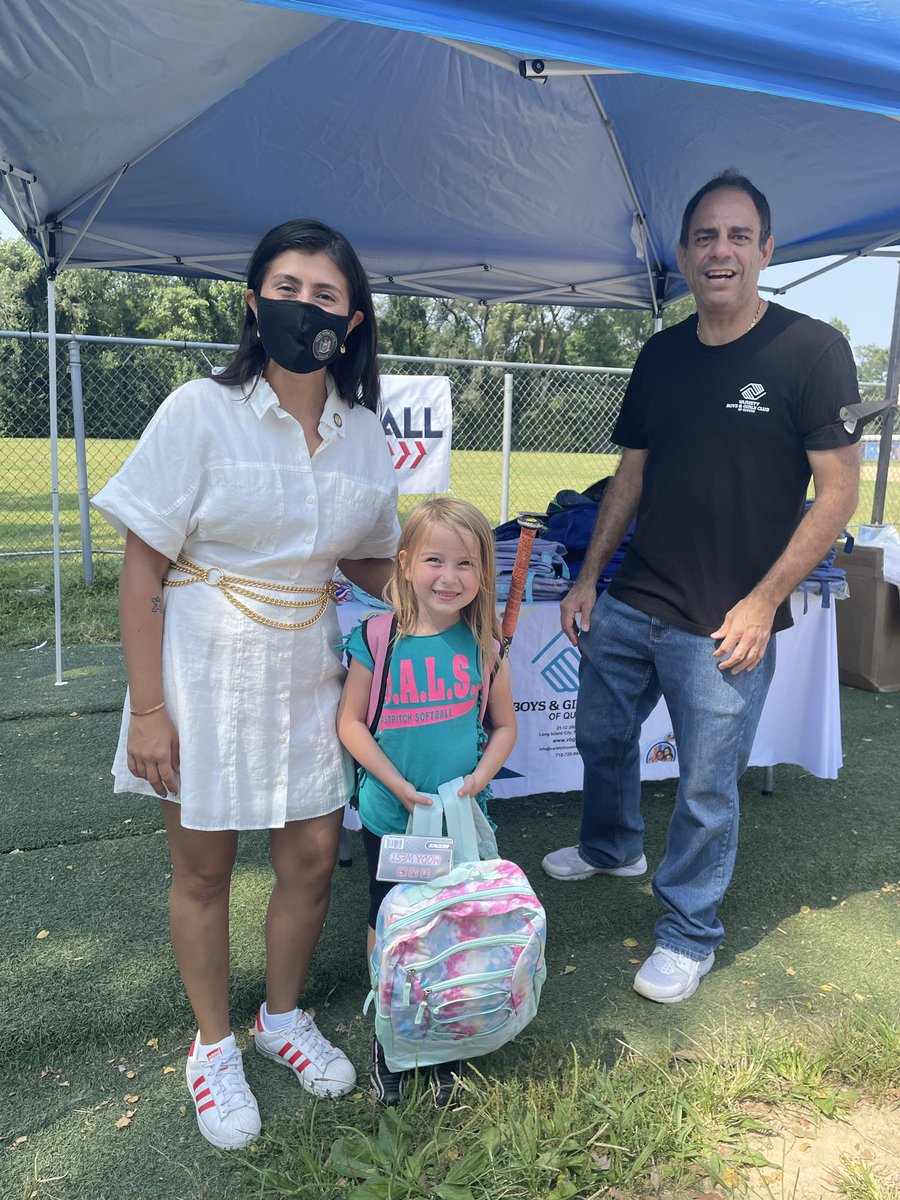 jessicaramosqns's tweet image. The kids in Astoria are ready to knock it out of the park this school year! 
⚾️🎒
It was so great to see so many families and students excited about the new school year (Starting Monday 9/13). 
🎒⚾️
Big thanks to our partners for helping to make this all possible! ⚾️📚