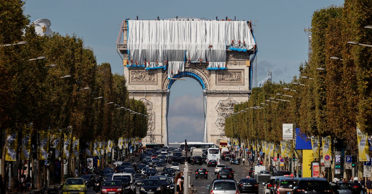 Reuters's tweet photo. Wrapping of Arc de Triomphe begins in Paris art installation https://t.co/Ah7rsCF6Wi https://t.co/Dsxgm019SG