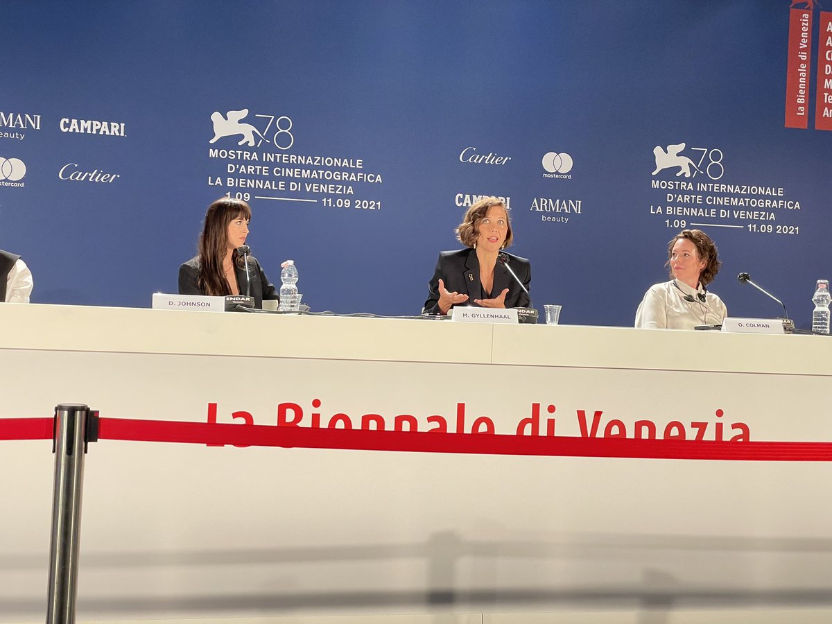 New pics of Olivia Colman, Maggie Gyllenhaal, Dakota Johnson and Peter Sarsgaard from The Lost Daughter press conference #Venezia78