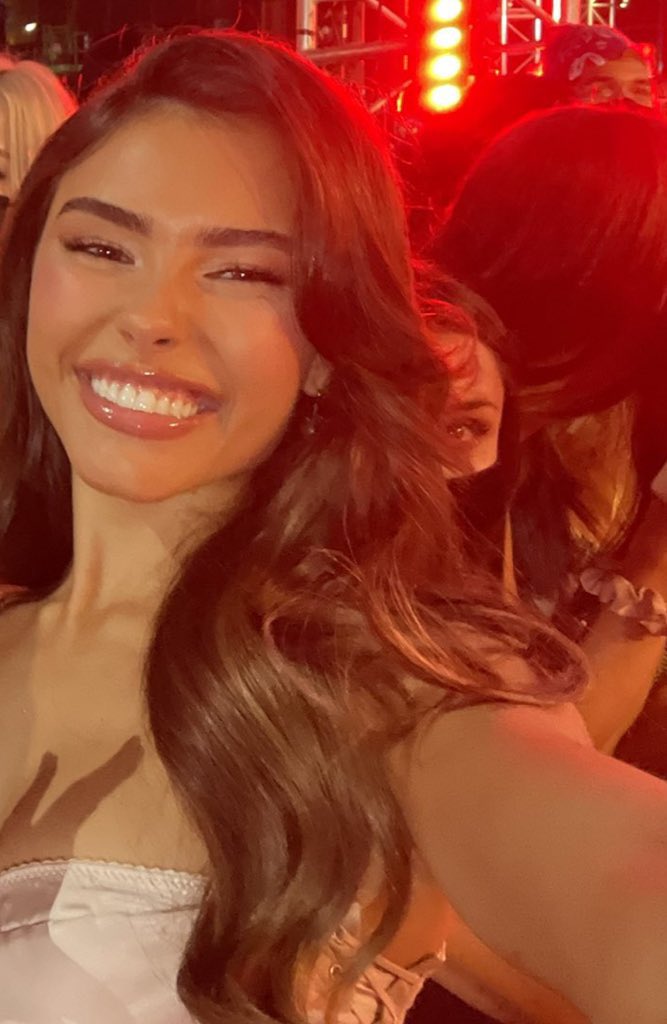 comfortmadsbeer's tweet photo. madison beer being cute af at the #VMA https://t.co/ixxxkJqqhZ