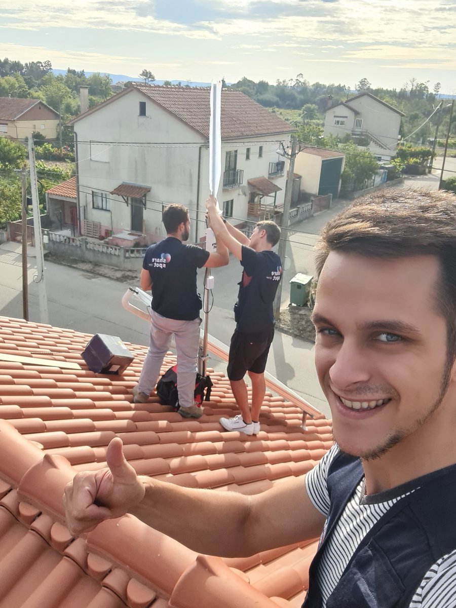 sharespotPT's tweet photo. Some Sunday @helium hotspot install eye candy! The team has over 600 installs planned to further expand #ThePeoplesNetwork in Portugal 🇵🇹🎈 https://t.co/w9JXq3dBWD
