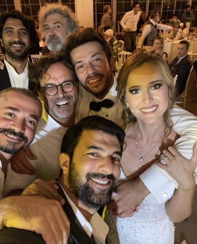 Nuestros consentidos por #EnginAkyuerek  y #BerenSaat Fueron padrinos de honor, testificaron  el Amor de estas bellas Parejas Parejas #BerenSaat  del  hermano de su ex-novio fallecido y #EnginAkyuerek de su Gran Amigo Amhet. El mismo día,  Coincidencia??  Tu que opinas ???
