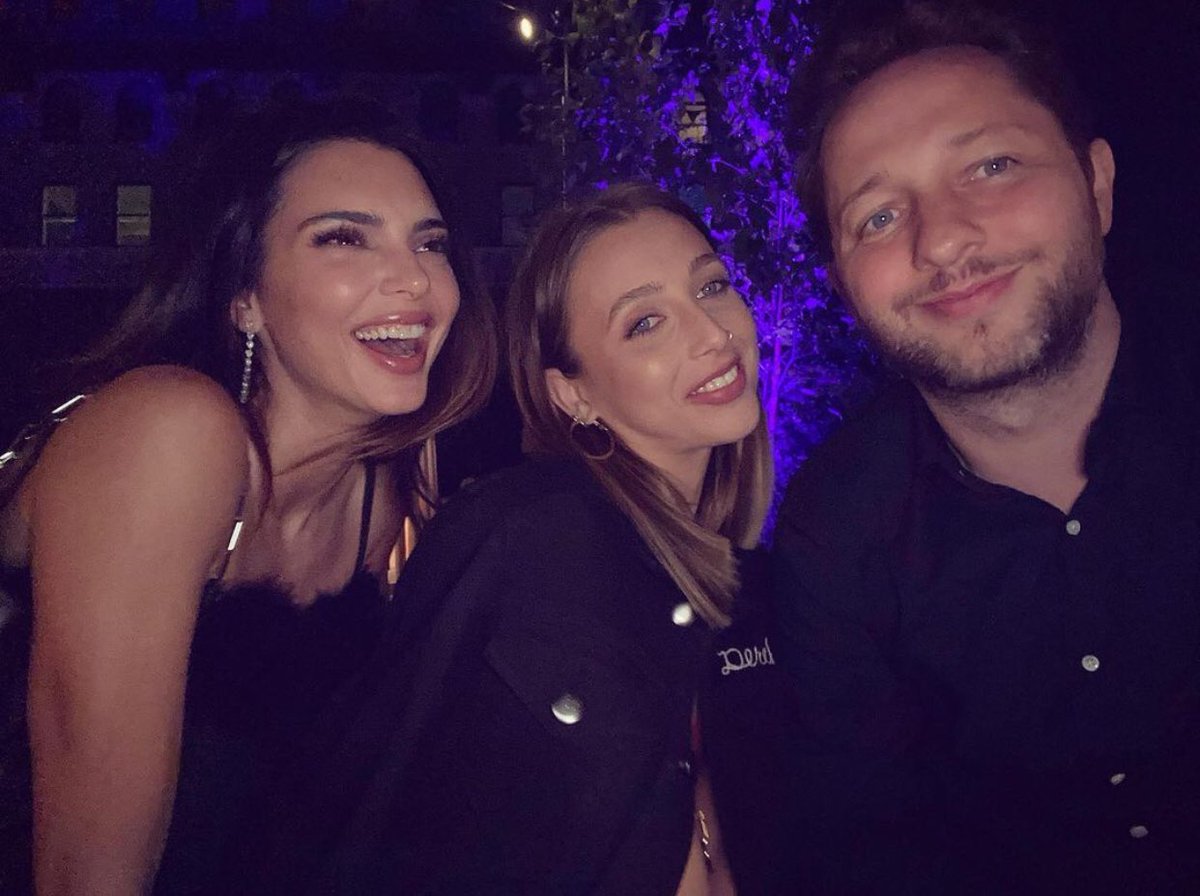 EmmaAccess's tweet photo. 📸 | emma chamberlain hang out with @kendalljenner &amp; @derekblasberg in new photos via instagram. https://t.co/QboKYPrdDz