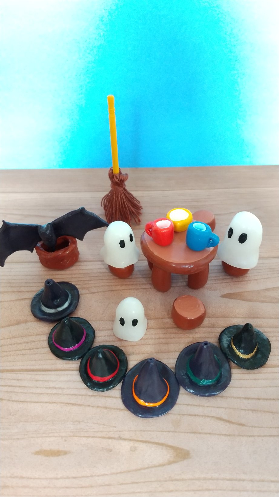 こじまりえ 樹脂粘土を買ったので色々作りました ハロウィン系中心です ホウキだけはつまようじと糸で作っています 2 3枚目は他の小物も使って遊んでみました ハンドメイド 粘土細工 樹脂粘土 紙粘土 ハロウィン カラフル かわいい