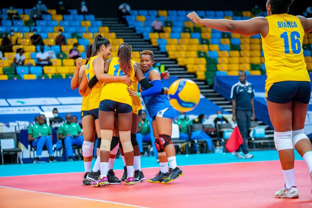 AuroreMimosa's tweet photo. Thanks Bakobwa bacu🇷🇼!! Murakoze kuduha umugoroba mwiza! Uyu mukino wari ukaze ariko namwe murakaze #SETU 🥳
#AfricaVolleyChampionship2021 

@Rw_Volleyball https://t.co/AucCPvUY4k