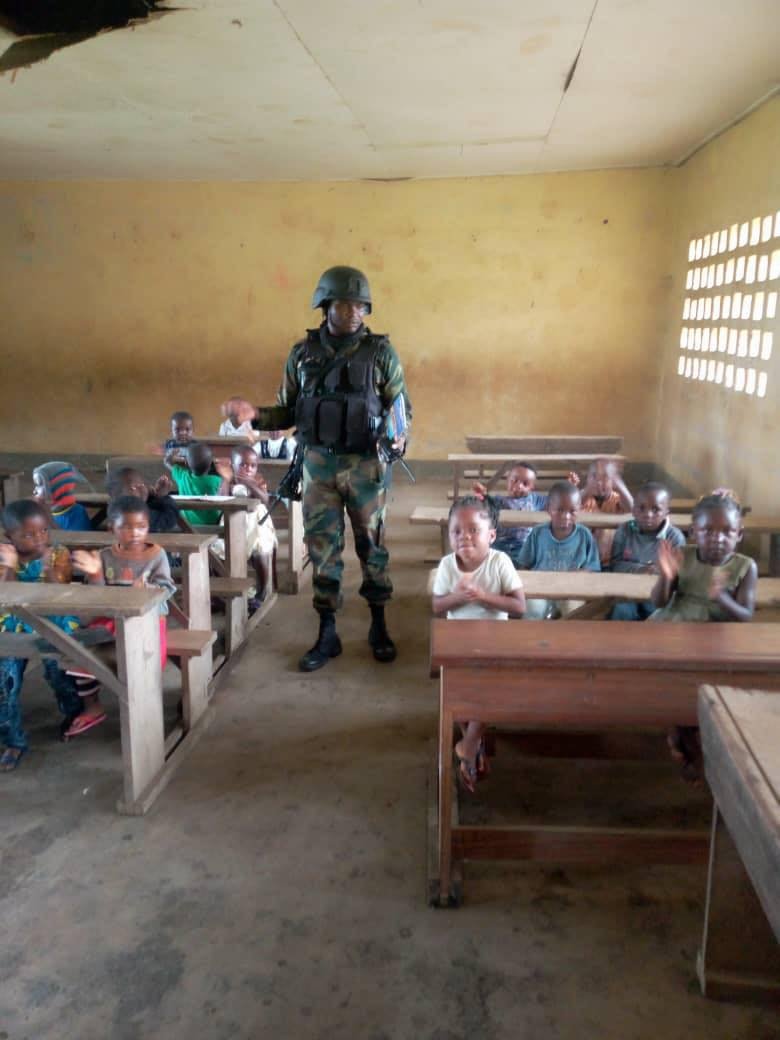 These photos from Southern Cameroons are alarming! How can children be allowed to sit in class taking lectures from men uniform with loaded guns? This goes against all norms of pedagogy! We the students say end the war now! <a href="/PR_Paul_BIYA/">President Paul BIYA</a>
#Cameroon #War