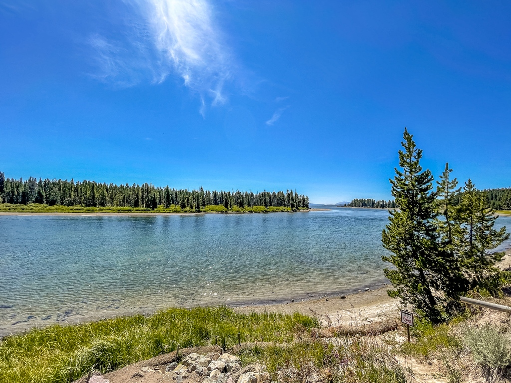 I don't get it Yellowstone......it's called Fishing Bridge 🎣but there's NO FISHING allowed!?!?!?!

It was a gorgeous stop on our drive through the east side of the park though...