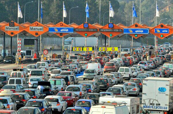 MobCat_cat's tweet image. Culpar la retirada dels peatges i pensar que més gent utilitza les vies ràpides sense peatge? Ningú s&apos;en recorda ja de com anaven les Nacionals i la quantitat de vides que s&apos;han perdut amb el cost de les mateixes? Una mica de coherència, gràcies. Prou frau i CORRUPCIÓ POLÍTICA !