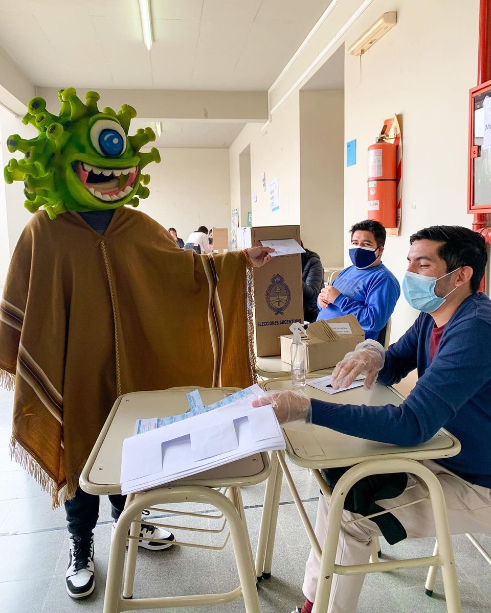 aarontsuarez's tweet photo. votó el covid y un carpincho humano, en este país no te aburrís nunca. https://t.co/2hQJLy3ui4