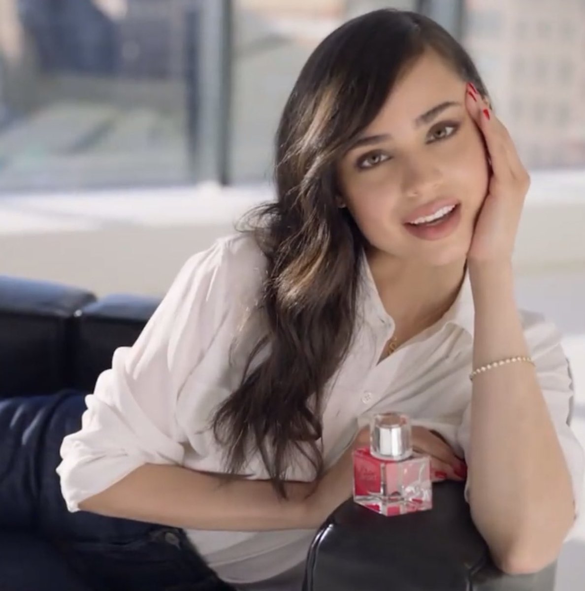 aesteetic's tweet photo. Sofia Carson for Revlon.
That’s it. That’s the tweet. #RevlonxSofia https://t.co/8CwIX9Vhsb