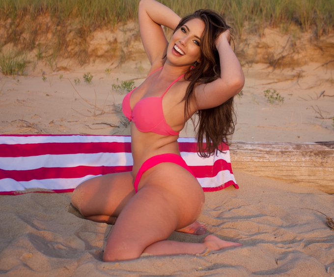 They say the most beautiful curve is the smile, do you agree? 😉💕 https://t.co/nZBu4iwYMN