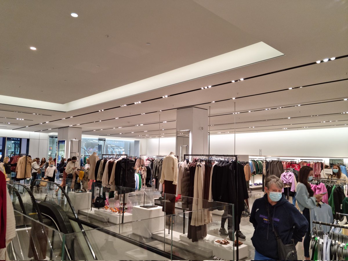 SharonSkb1975's tweet photo. Saturday afternoon. queues out the door in Zara Dundrum, one person managing the tills while nine staff wandering the shop floor. @ZARA seriously poor service second time this week to try to change size of jacket, 2 hours of my life wasted! https://t.co/4NTuH4Xgev