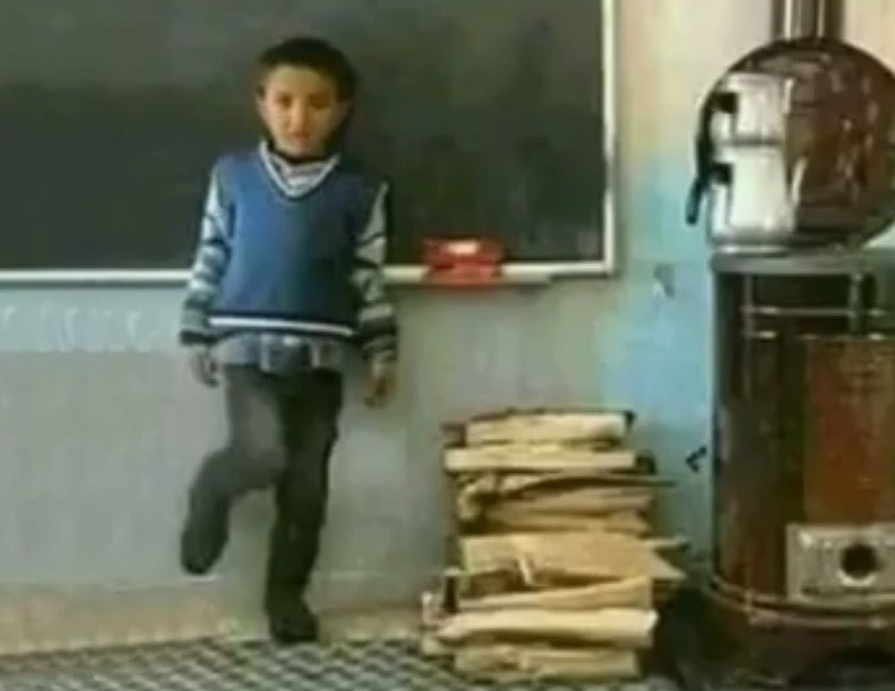 Öğretmenime “ez ji te hes dikim”dedim. Bir tokat yedikten sonra tek ayak ceza, ceza bitti bir tokat daha ve yerime oturdum.