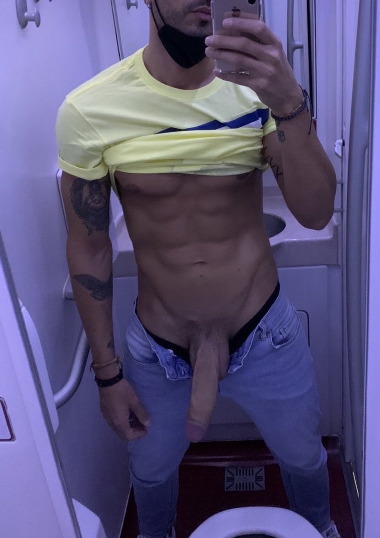 XMichaelX108's tweet photo. Y si lo hacemos en el avión? 😏😈 https://t.co/DwITyuoIyJ
