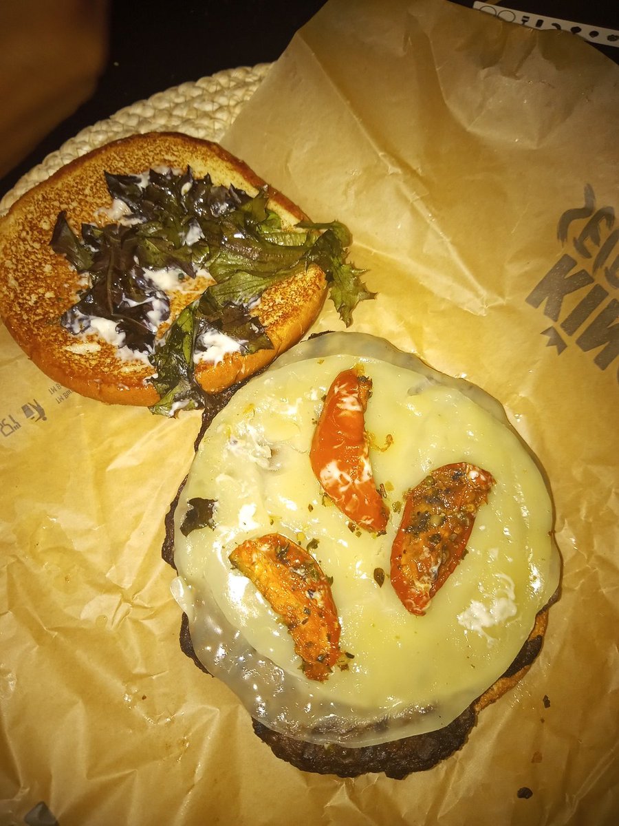 Ahora tengo dudas si he pedido la hamburguesa a AliExpress o a <a href="/burgerking_es/">Burger King</a> 
Es VERGONZOSO! 10€ por esta carne quemada y fría.

Os estáis cubriendo de gloria.