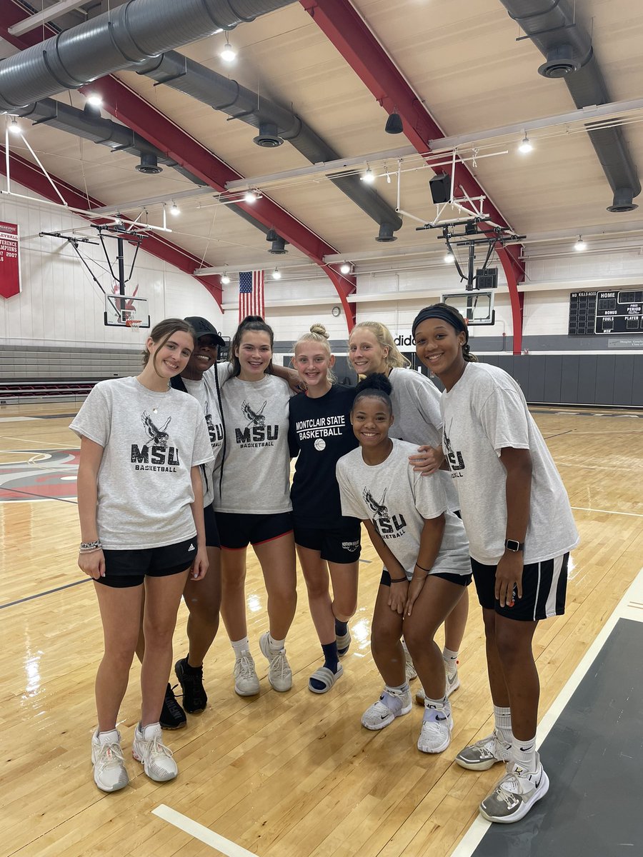 laurenflatt13's tweet photo. Thank you Coach Harvey, Coach @katiesire, and the rest of the MSU team for a great day of camp and for showing me all about the basketball program! https://t.co/b93NCohwDI