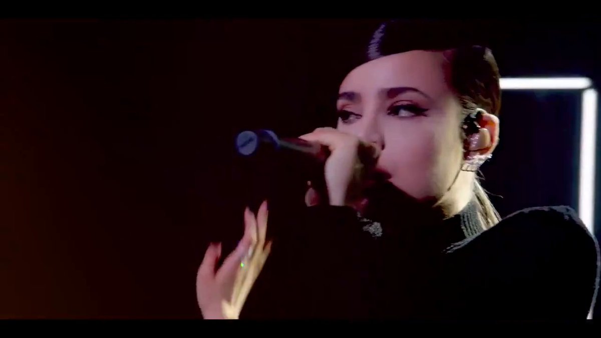 Theveshin's tweet photo. One Voice🎤
One Heart❤
One Fandom🤗
One Queen👑
#RevlonxSofia #OneHeart https://t.co/aGtc4LBWW2