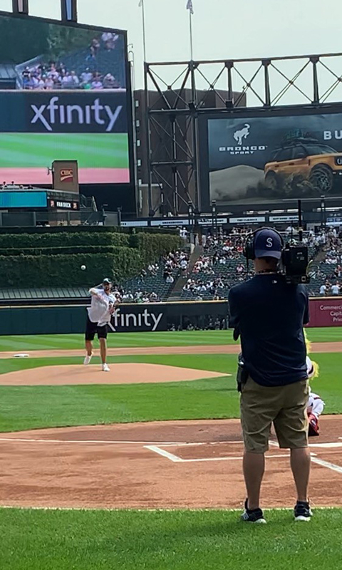 Check out 2021 Regular AE winner (and reigning U.S. Open champ) Chris Via!

Via got to throw out the first pitch at today's Chicago White Sox game as part of the organization's Bowlers' Day 2021.

What an incredible experience and perfect way to kick off the new bowling season!