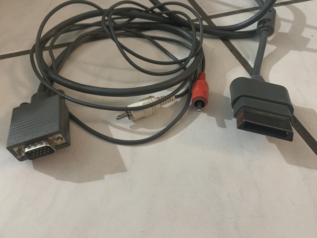 Vixepti's tweet photo. Ça intéresse quelqu’un une collection de câble et adaptateur de vieilles Xbox 360 ? C’est gratuit je paye juste pas les frais de port 😁 sinon ça part déchèterie https://t.co/jCU2yzpFL1