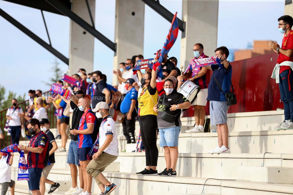 ⚽️ Quiero destacar por encima de todas las imágenes del partido, la del detallazo de Dani Mori y todos los jugadores de <a href="/UnionistasCF/">Unionistas de Salamanca CF</a> que se acercaron a animar y aplaudir a una afición que lo está pasando realmente mal como es la del <a href="/EXT_UD/">Extremadura UD</a> 🔝¡SUERTE!
bit.ly/3A9hcJf
