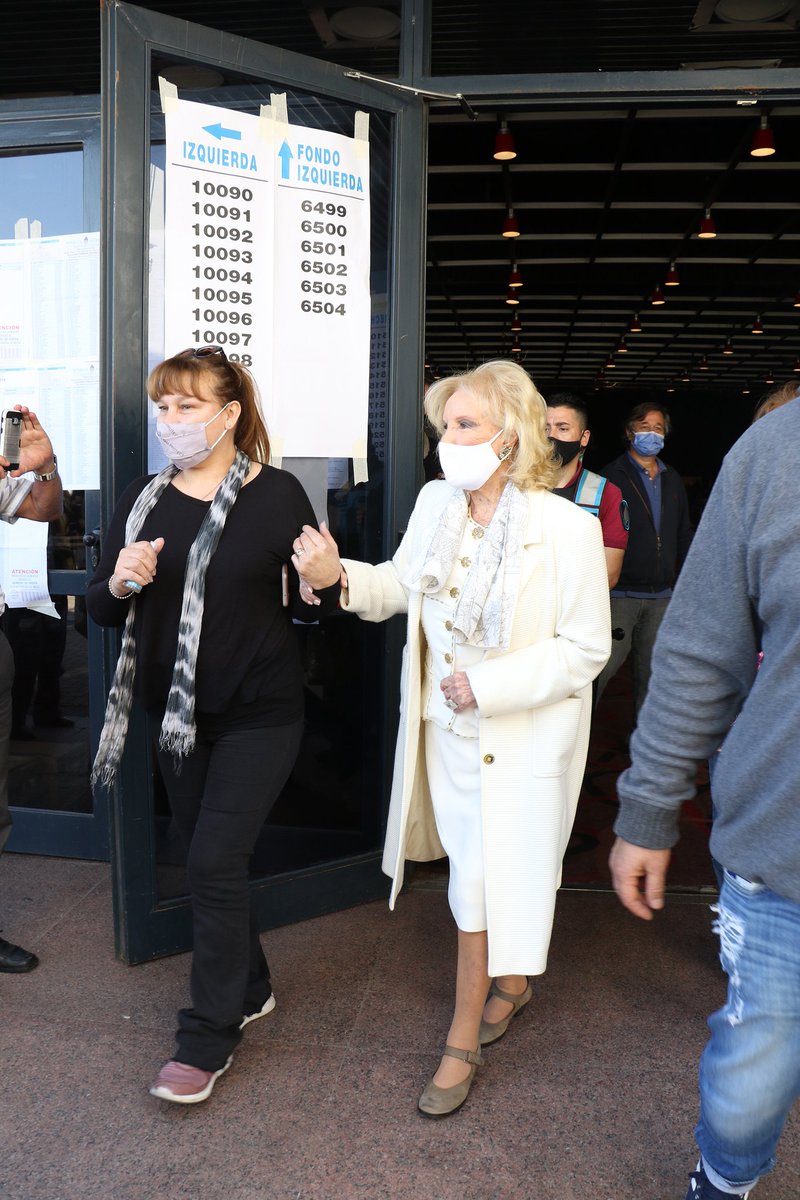 Una foto que nunca tendrán los ingleses: la de su reina yendo a votar