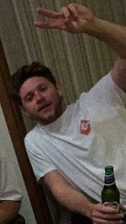 nialIssj's tweet photo. re tarde em q vergüenza bueno soy juli, tengo 18, soy de arg y fire away me pertenece. no puedo creer q niall va a cumplir 28 me quiero colgar. en fin, peguenle una leidita a mi carrd q es re linda #NHBIRTHDAY https://t.co/3Xu8IZkSw8