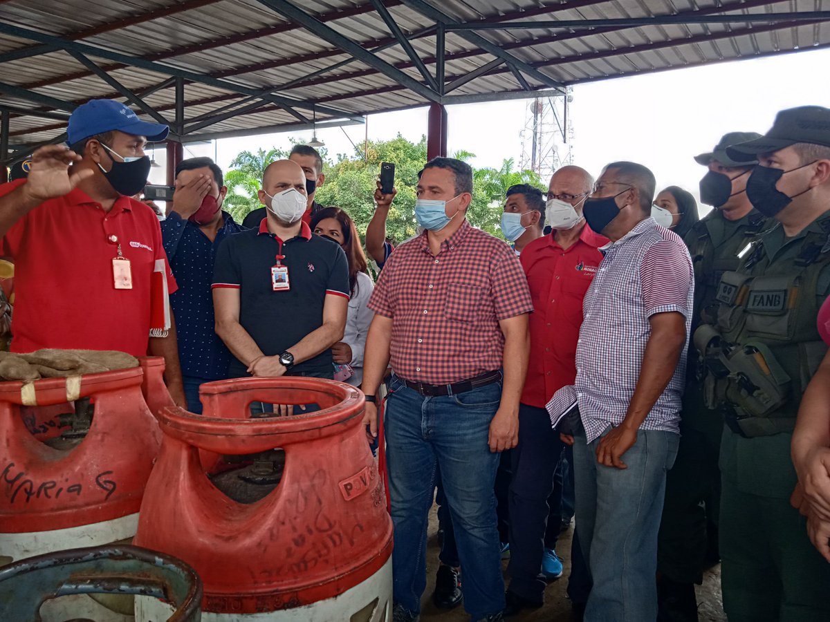 Cosme_Arzolay's tweet photo. Inspeccionamos el principal centro de trabajo de @Gasmaca_ca en el Bajo Guarapiche, junto al ViceMin/Gas Leonardo Graterol y el G/D Ernesto Pérez Mota de la @ZODIMonagas_52. Decidimos fortalecer el proceso de distribución de gas con el compromiso de reducir frecuencia de atención https://t.co/nEHluXAPTI