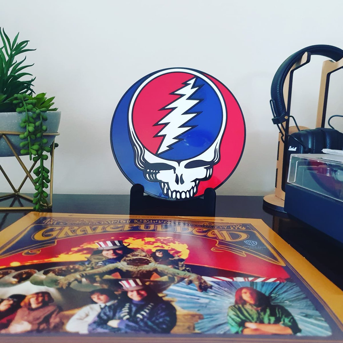 jo_v_an's tweet image. One of the coolest band logos out there... the #GratefulDead&apos;s #LightingSkull logo, which I got custom-made by @LaserTechBW out of laser cut, coloured acrylic!
-
#BandLogo #StealYourFace #LaserTech #LaserTechBotswana