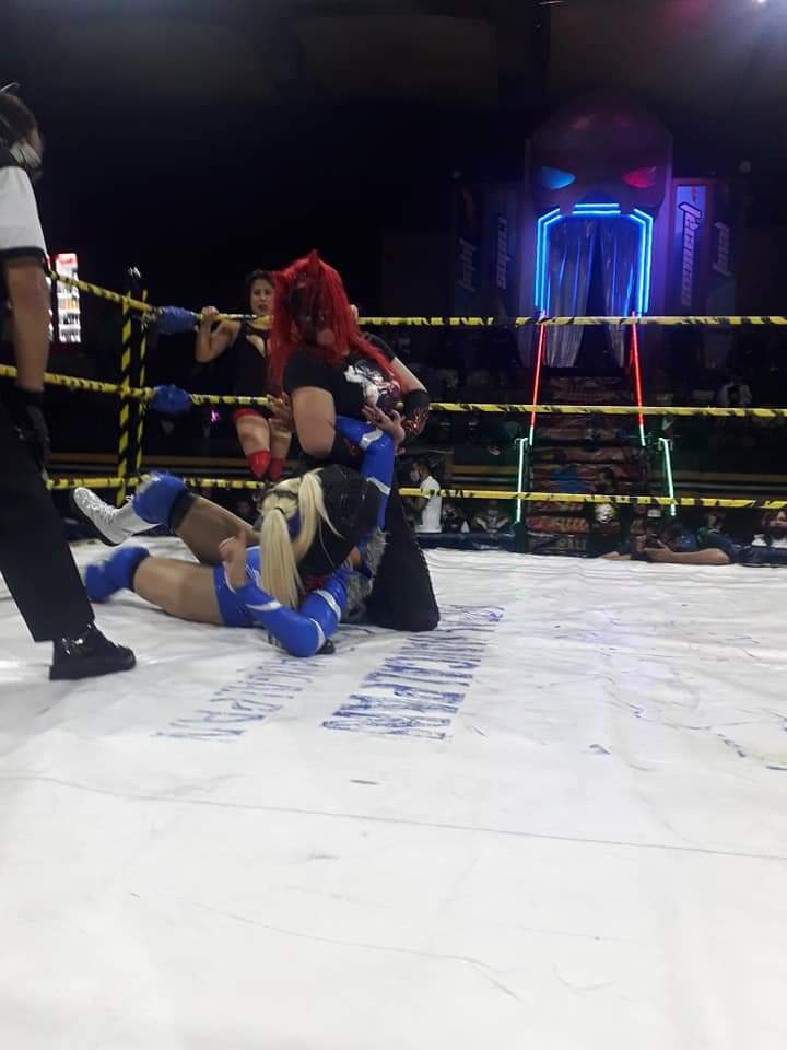 LaTijeraLucha's tweet photo. Gran regreso para la #MasterMami a la #ArenaNaucalpan junto a #Satania que se imponen a #Bengalee y #Sagitarius, buena lucha para #Lolita que se ganó al público de #IWRG en este retorno con el pie derecho...
#latijeraluchalibre https://t.co/g9GcVrGrTn