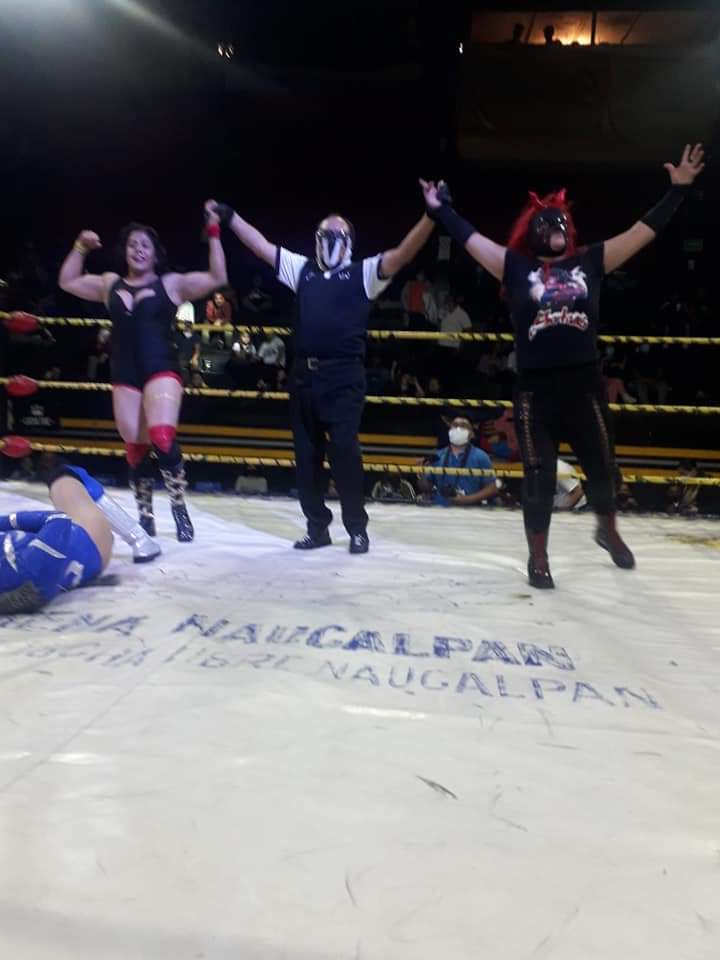 LaTijeraLucha's tweet photo. Gran regreso para la #MasterMami a la #ArenaNaucalpan junto a #Satania que se imponen a #Bengalee y #Sagitarius, buena lucha para #Lolita que se ganó al público de #IWRG en este retorno con el pie derecho...
#latijeraluchalibre https://t.co/g9GcVrGrTn