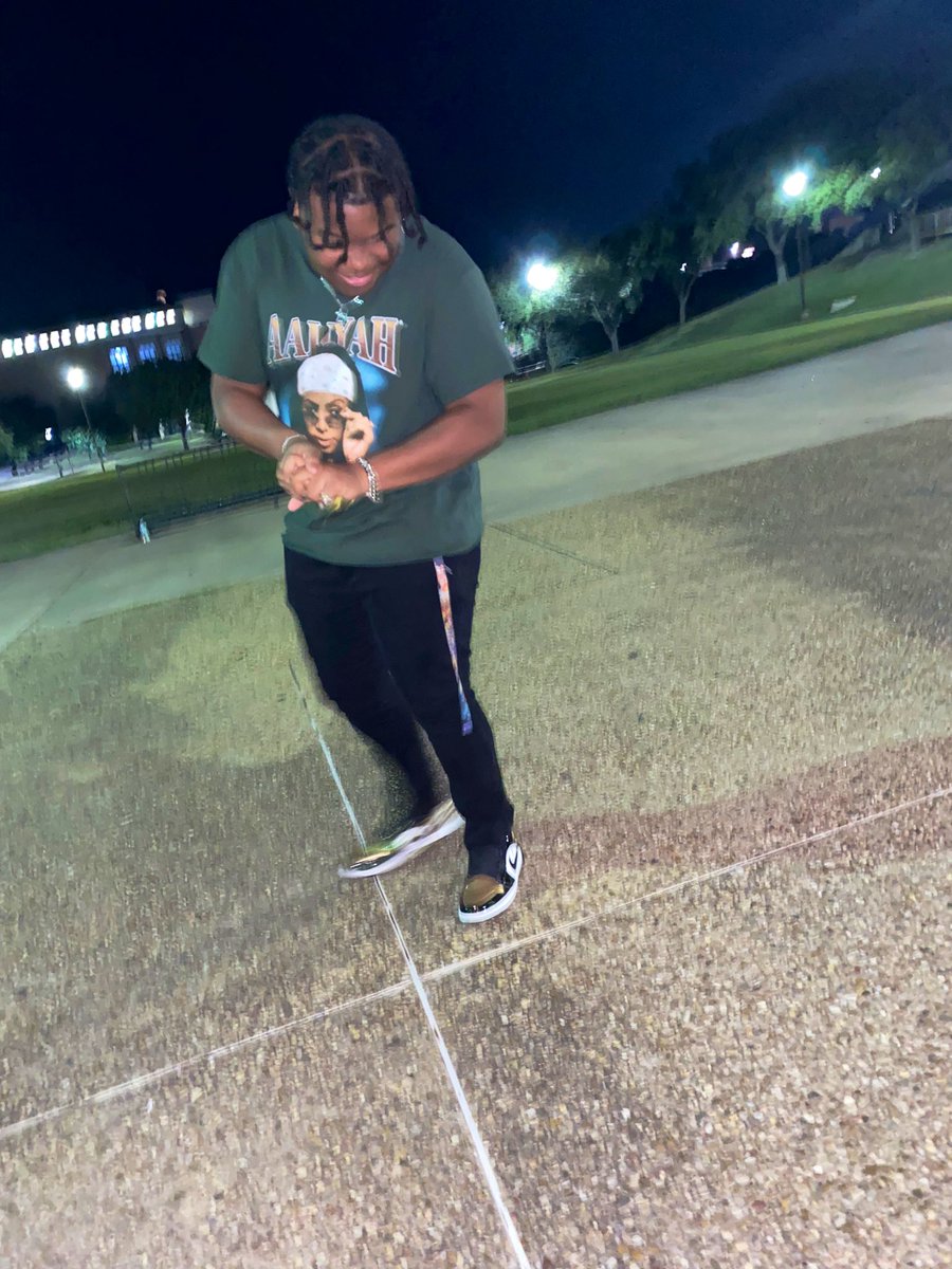 manitskai's tweet photo. off guard, still on 🖤 https://t.co/3QYx08xIuf