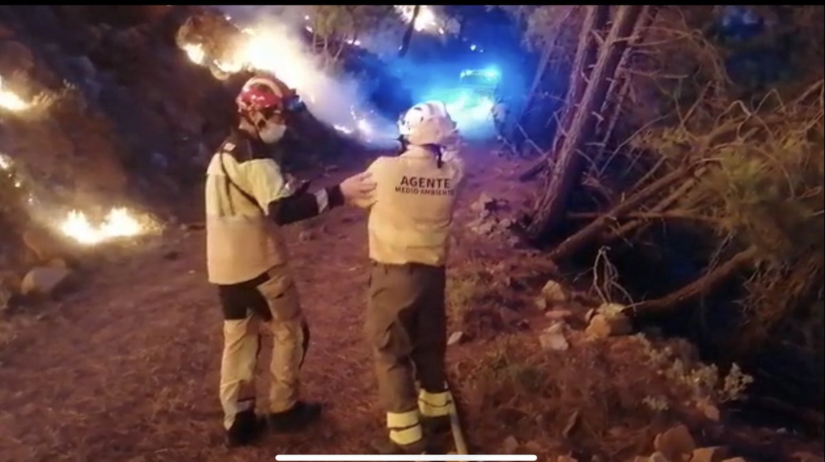 A estas horas los hombres y mujeres del @Plan_Infoca siguen en el tajo para frenar el #IFJubrique será una noche intensa en la q darán lo mejor de sí. Inician esta noche con la alegria de saber q sus compañeros evacuados se encuentran bien y recuperándose  #VamosINFOCA